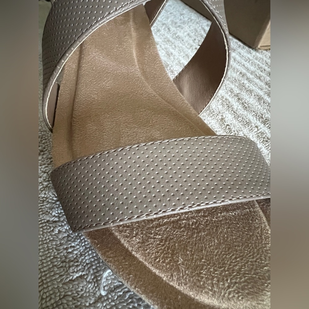 👡 NWOB! Giani Bernini Tan Sandals - Picture 12 of 12